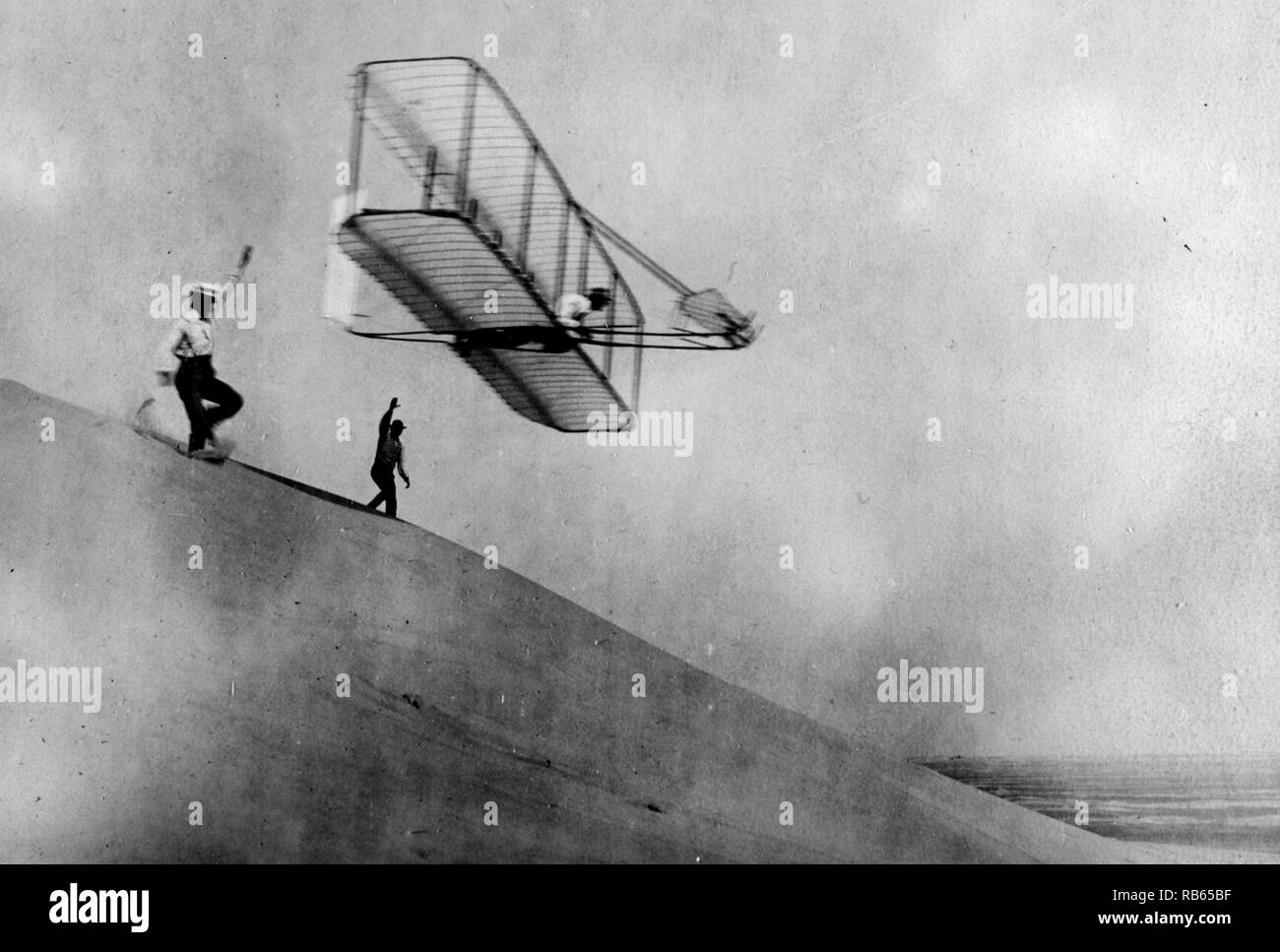 Un aliante prova dai fratelli Wright, eseguita fuori di ciò che appare come una grande duna di sabbia. C1901 - Due anni prima del loro primo volo a motore Foto Stock