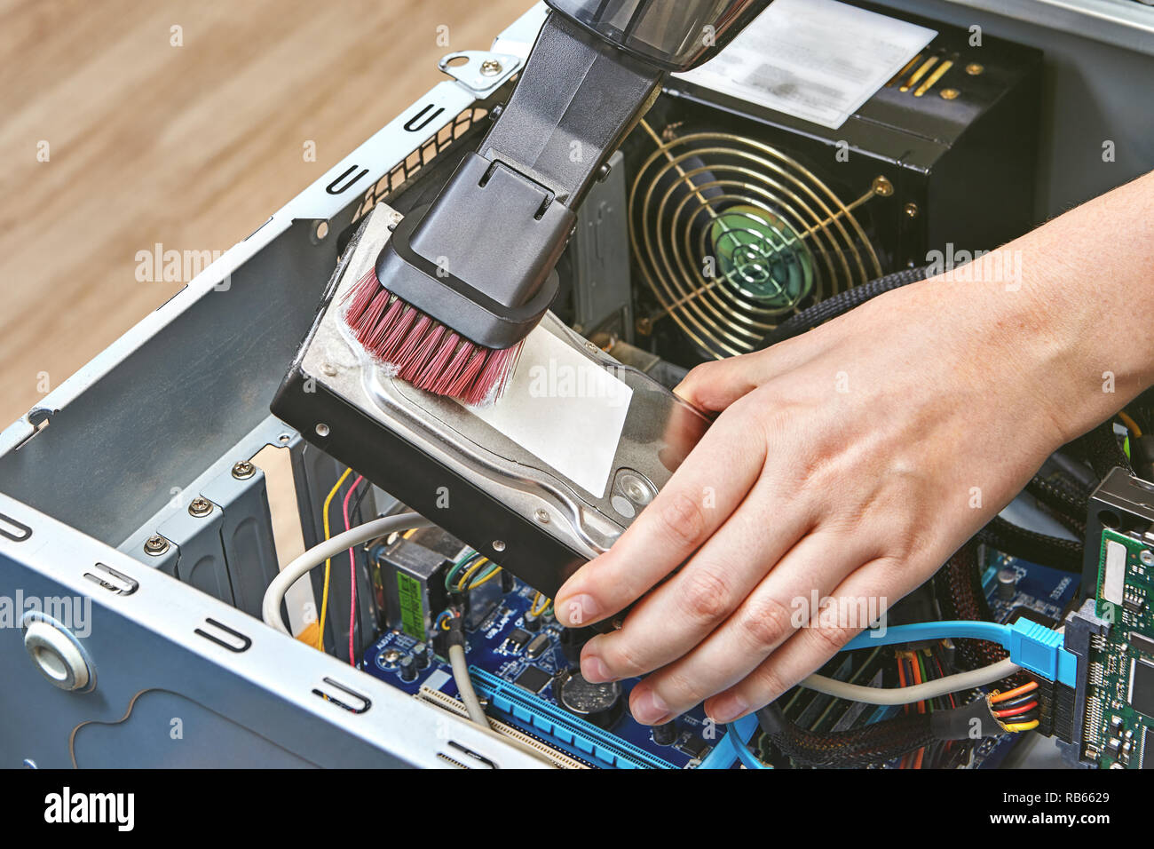 Disco rigido del personal computer è pulito con un portatile di aspirapolvere. Foto Stock