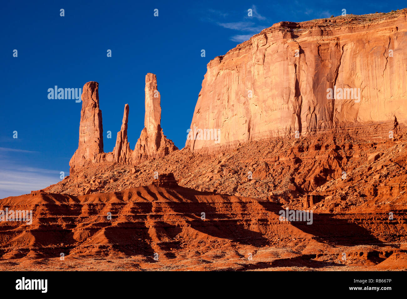 La mattina presto vista sulla formazione rocciosa Tre Sorelle, Monument Valley, Navaho Tribal Park, Arizona USA Foto Stock