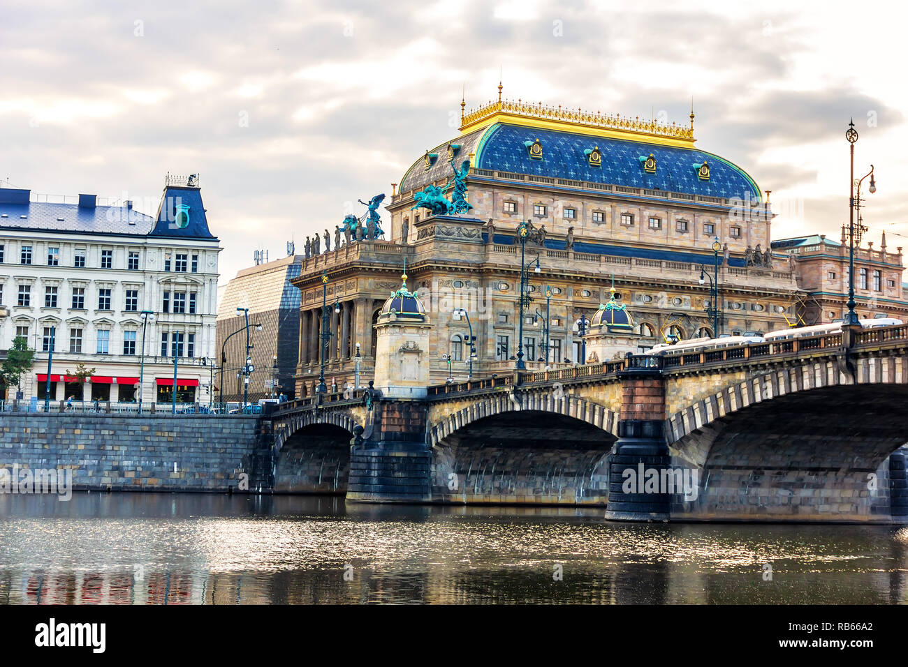 Teatro Nazionale di Praga e Ponte della legione, Repubblica Ceca Foto Stock