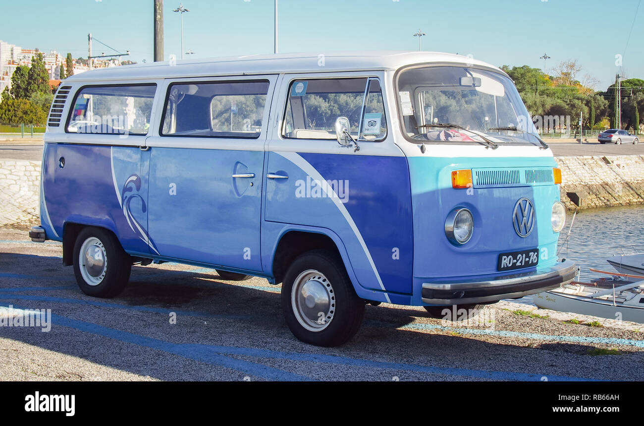 Lisbona, Portogallo-dicembre 25, 2016: Volkswagen transporter tipo 2 (T2) a strade di città Foto Stock