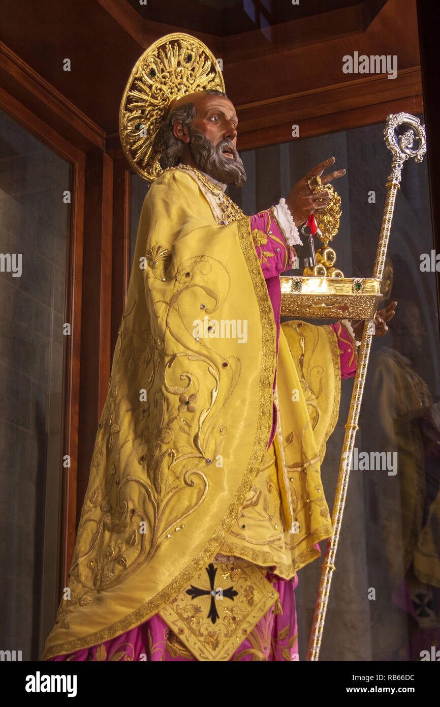 Chiesa Saint Nicolas, meta di pellegrinaggio per i Cattolici Romani e i cristiani ortodossi provenienti dall Europa orientale, statua Foto Stock