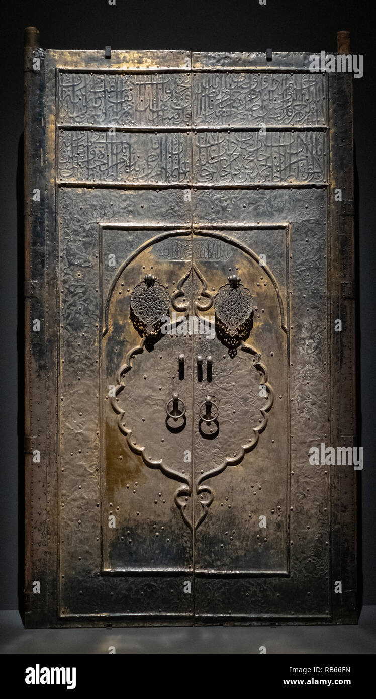 Porta della Ka,aba, Santuario della Mecca, legno intagliato e dorato rivestimento di argento sul nucleo in legno visualizzato a Louvre Abu Dhabi, portato da Riyadh National Foto Stock