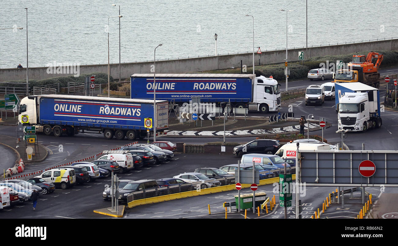 Autocarri in arrivo al Porto di Dover nel Kent durante una prova di un piano del governo di tenere i camion in caso di post-Brexit interruzione in porti della Manica. Foto Stock