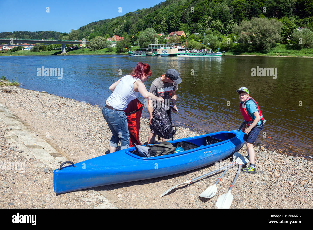 Persone attive, famiglia canoa fiume Elba vicino Bad Schandau, fiume Elba Sassonia canoa Germania Foto Stock