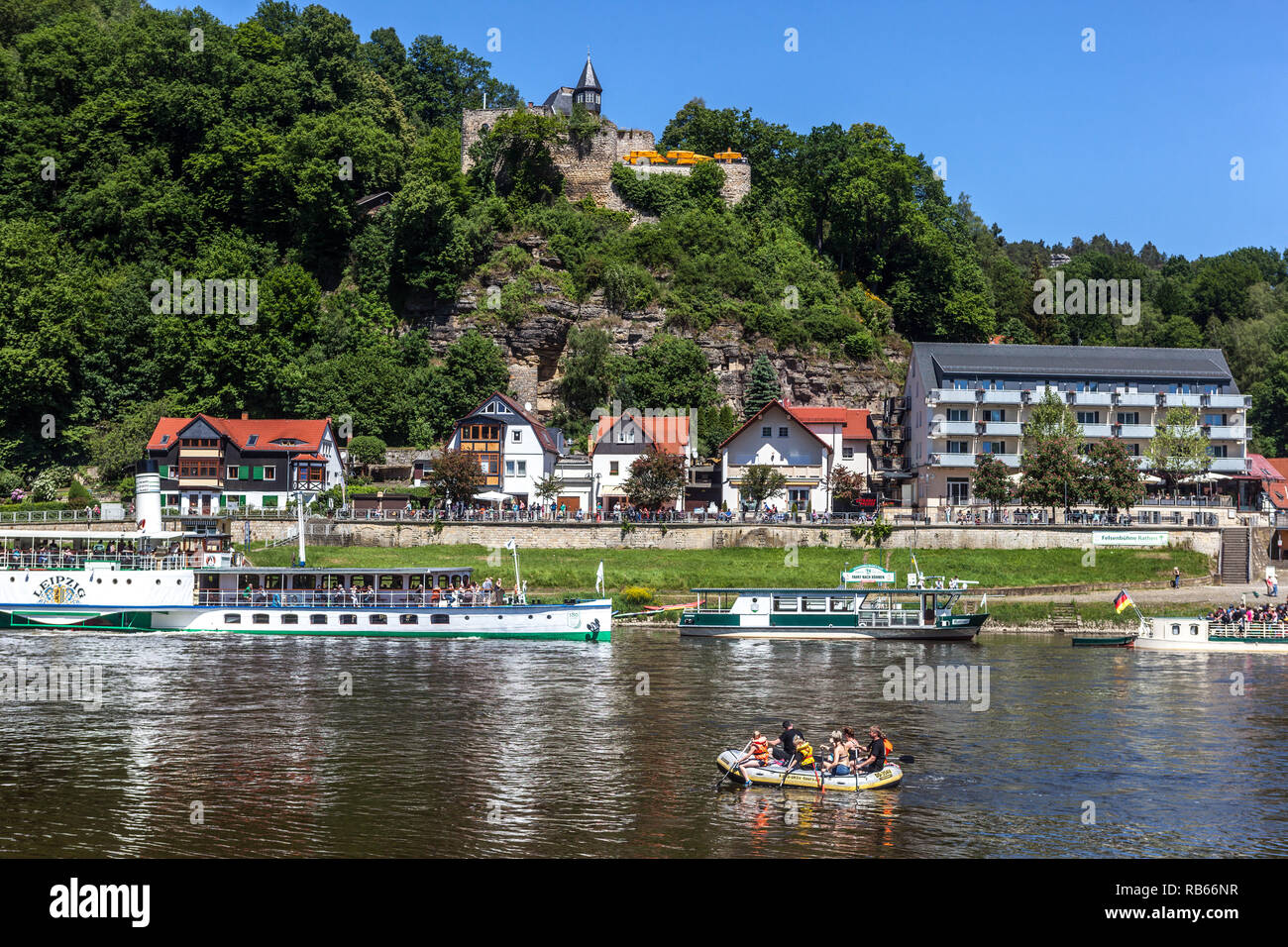 Persone rafting sul fiume Elba, Kurort Rathen, Svizzera Sassone, in Sassonia, Germania, Europa Foto Stock
