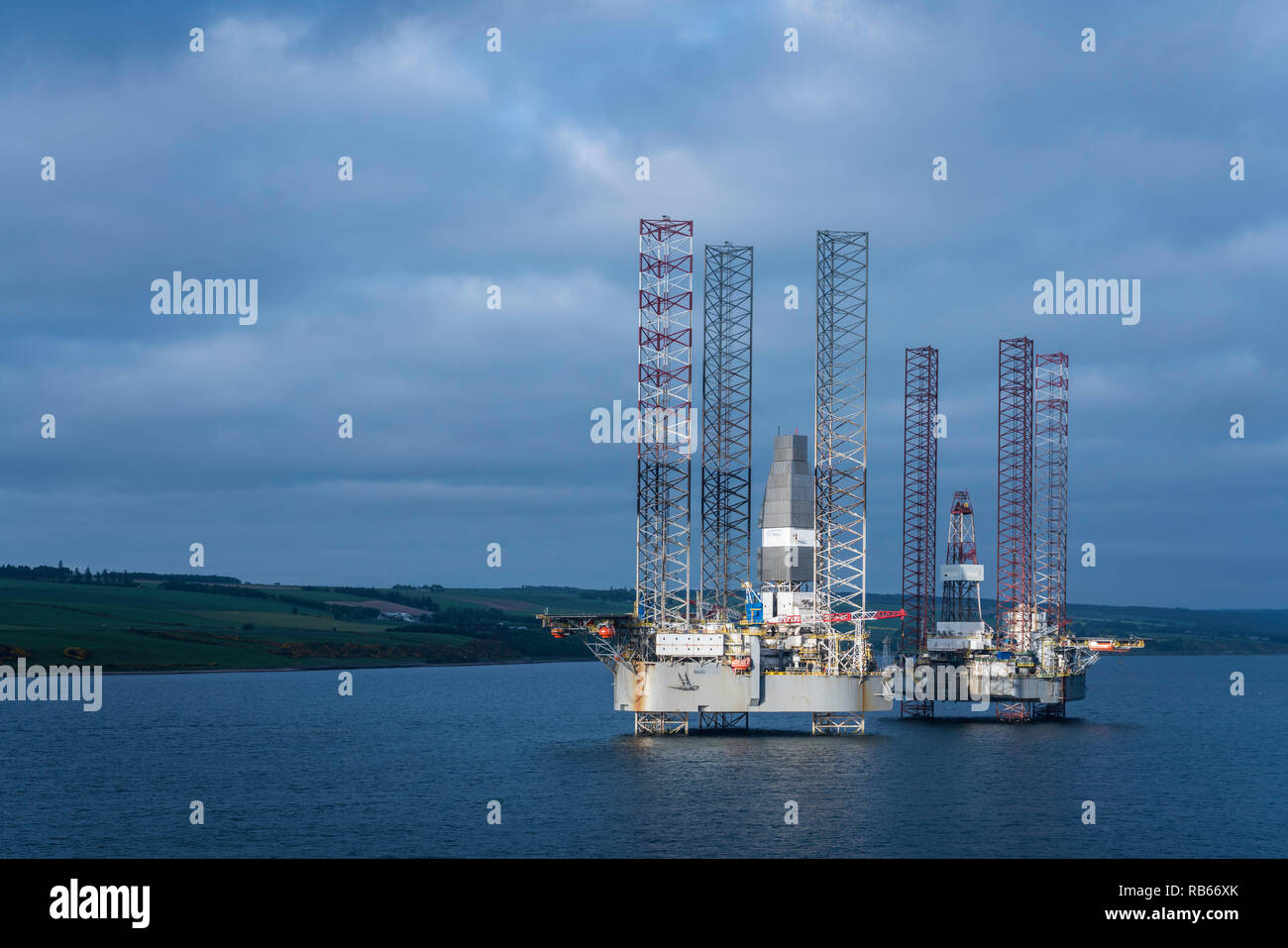 Olio offshore Piattaforme di perforazione ancorato in Cromarty Firth vicino a Invergordon, Scozia, Regno Unito, Europa. Foto Stock