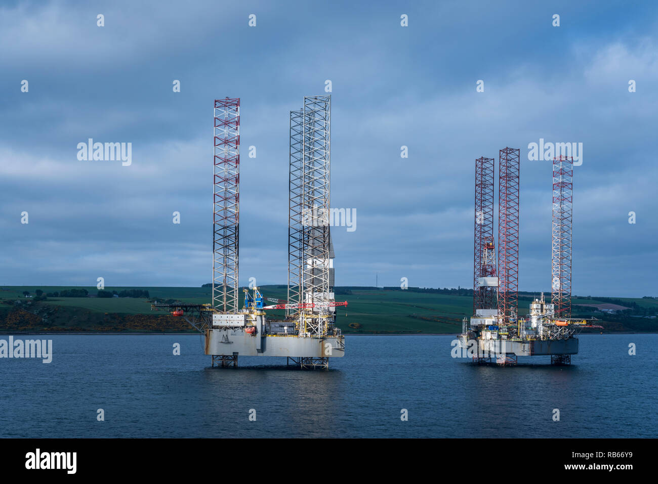 Olio offshore Piattaforme di perforazione ancorato in Cromarty Firth vicino a Invergordon, Scozia, Regno Unito, Europa. Foto Stock