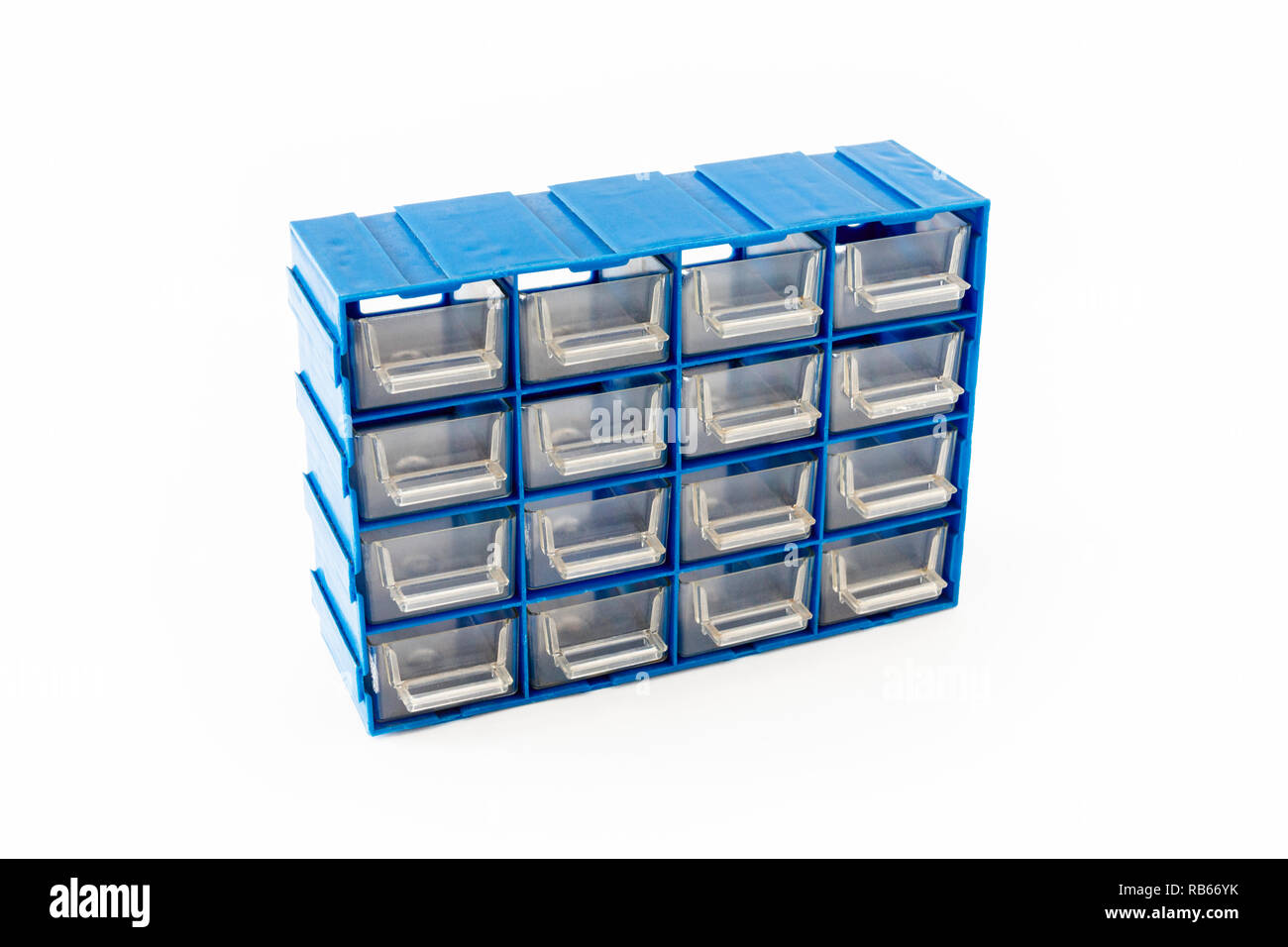 Una 16-cassetto in plastica blu armadio con cassetti trasparenti isolata contro uno sfondo bianco Foto Stock