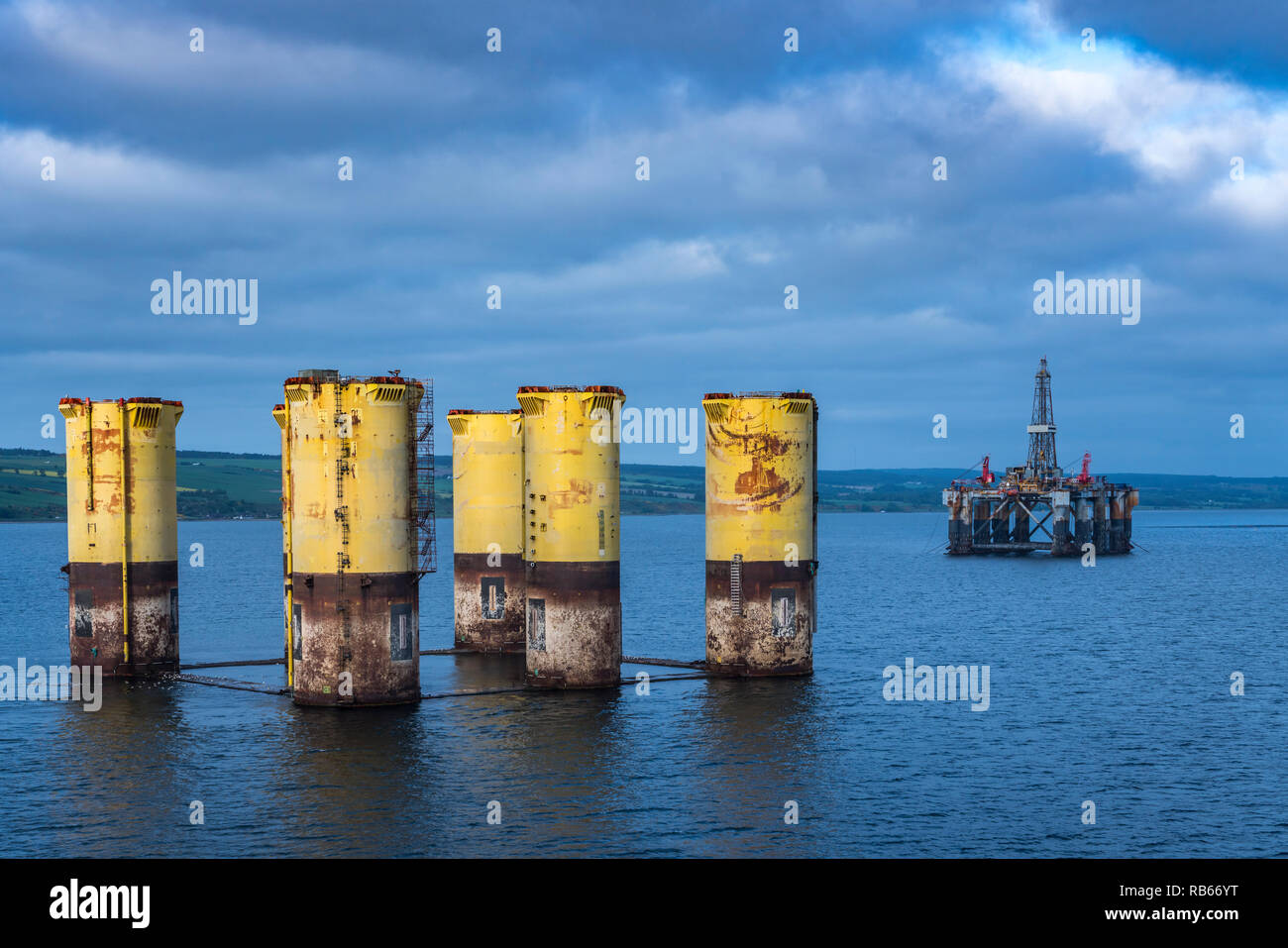 Olio offshore Piattaforme di perforazione ancorato in Cromarty Firth vicino a Invergordon, Scozia, Regno Unito, Europa. Foto Stock