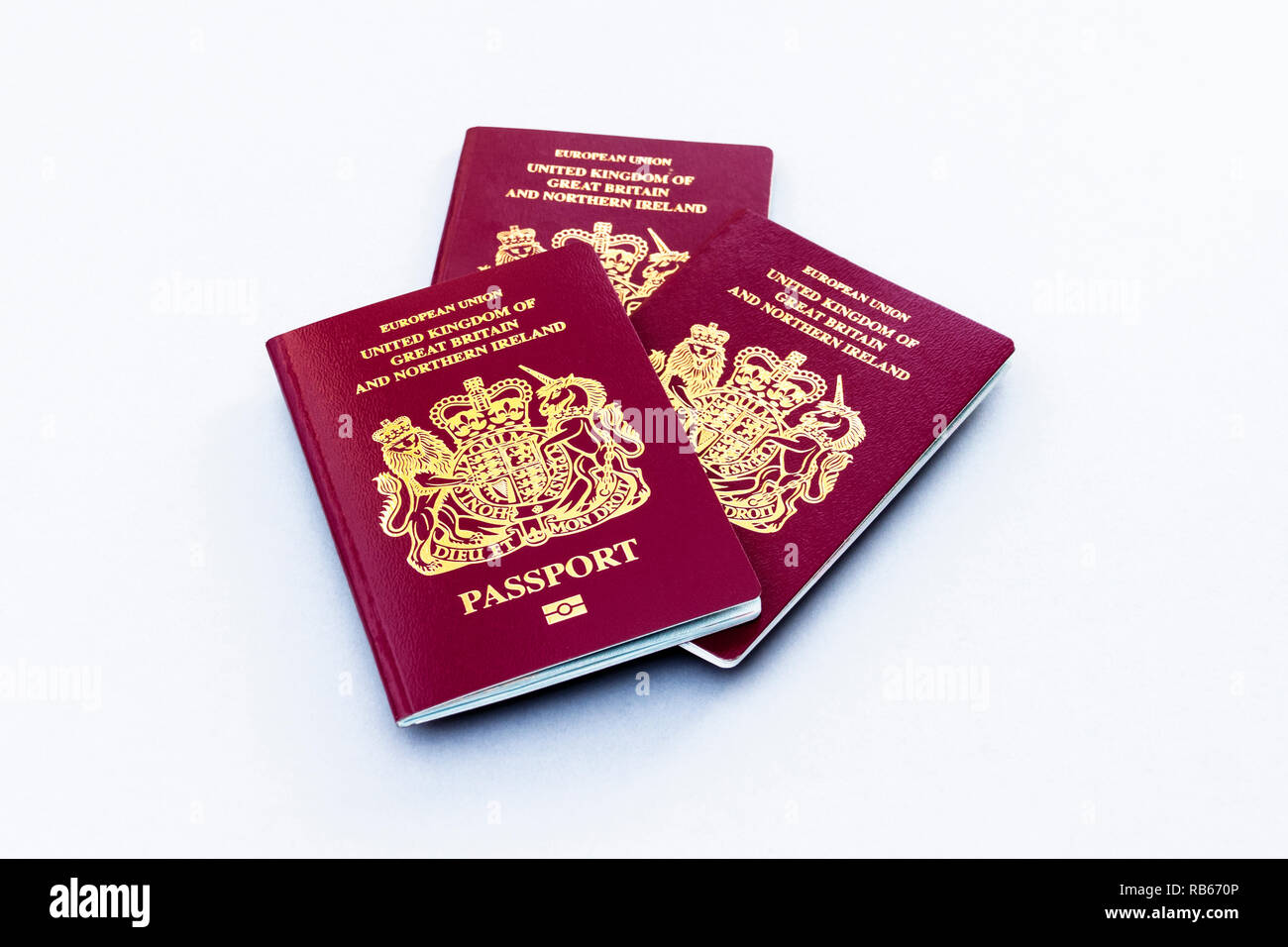 Un gruppo di tre Regno Unito passaporti UE isolati su sfondo bianco Foto Stock