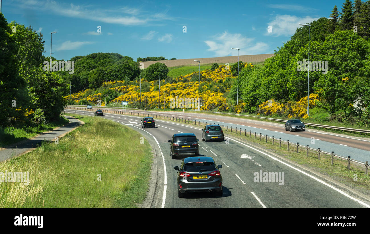 Una autostrada nel paesaggio rurale vicino a Invergordon, Scozia, Regno Unito, Europa. Foto Stock