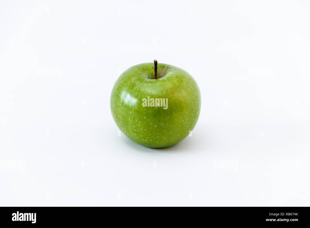Un unico verde mela Granny Smith isolata contro uno sfondo bianco Foto Stock