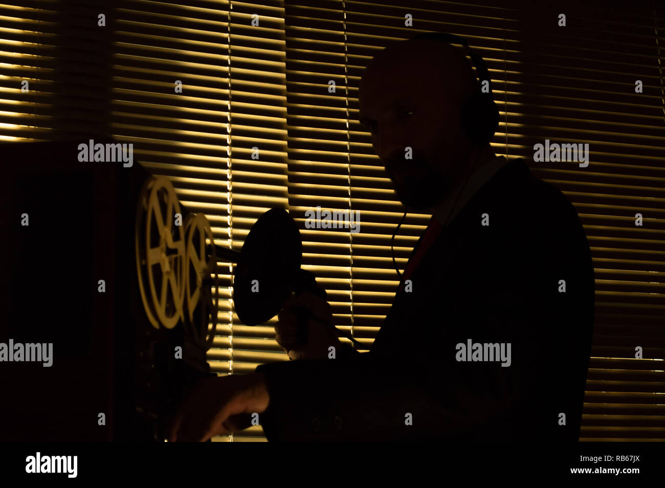 Un agente segreto della CIA fa un'intercettazione con un microfono direzionale e registra un'importante conversazione su un MAGNITOPHONE. Foto Stock