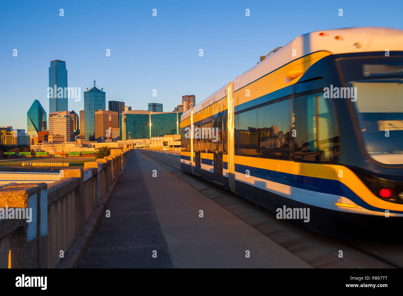 Spostando il tram in Houston Street viadotto con la città di Dallas in background. Il Dallas tram è un 2.tif Foto Stock