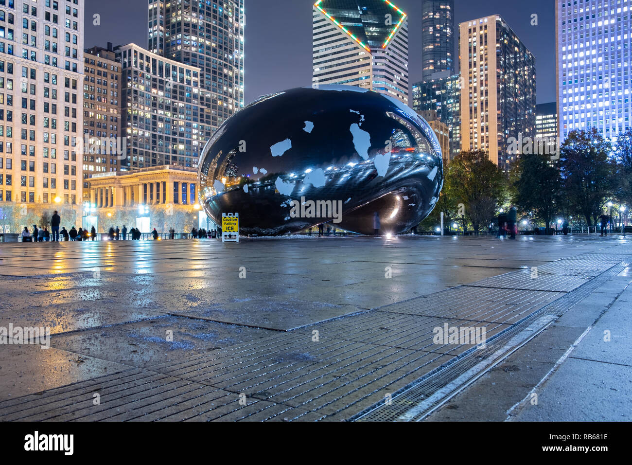 CHICAGO, IL - Novembre 29, 2018 - Millennium Park di Chicago, IL durante il periodo invernale con le patch di ghiaccio sulla scultura del Cloud Gate, noto anche come il fagiolo Foto Stock