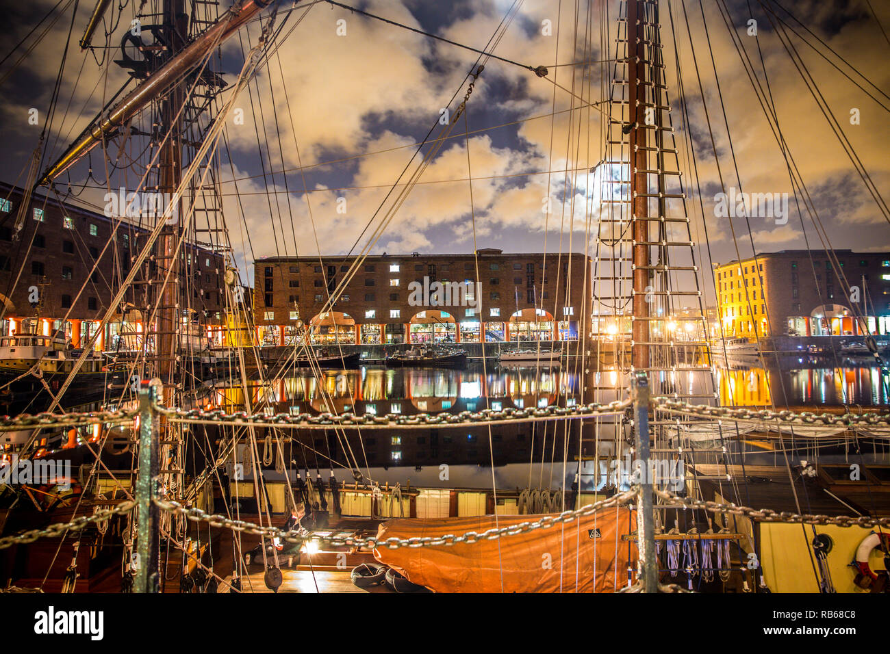 Bella notte da Albert Dock Liverpool in Inghilterra con edifici e barche Foto Stock