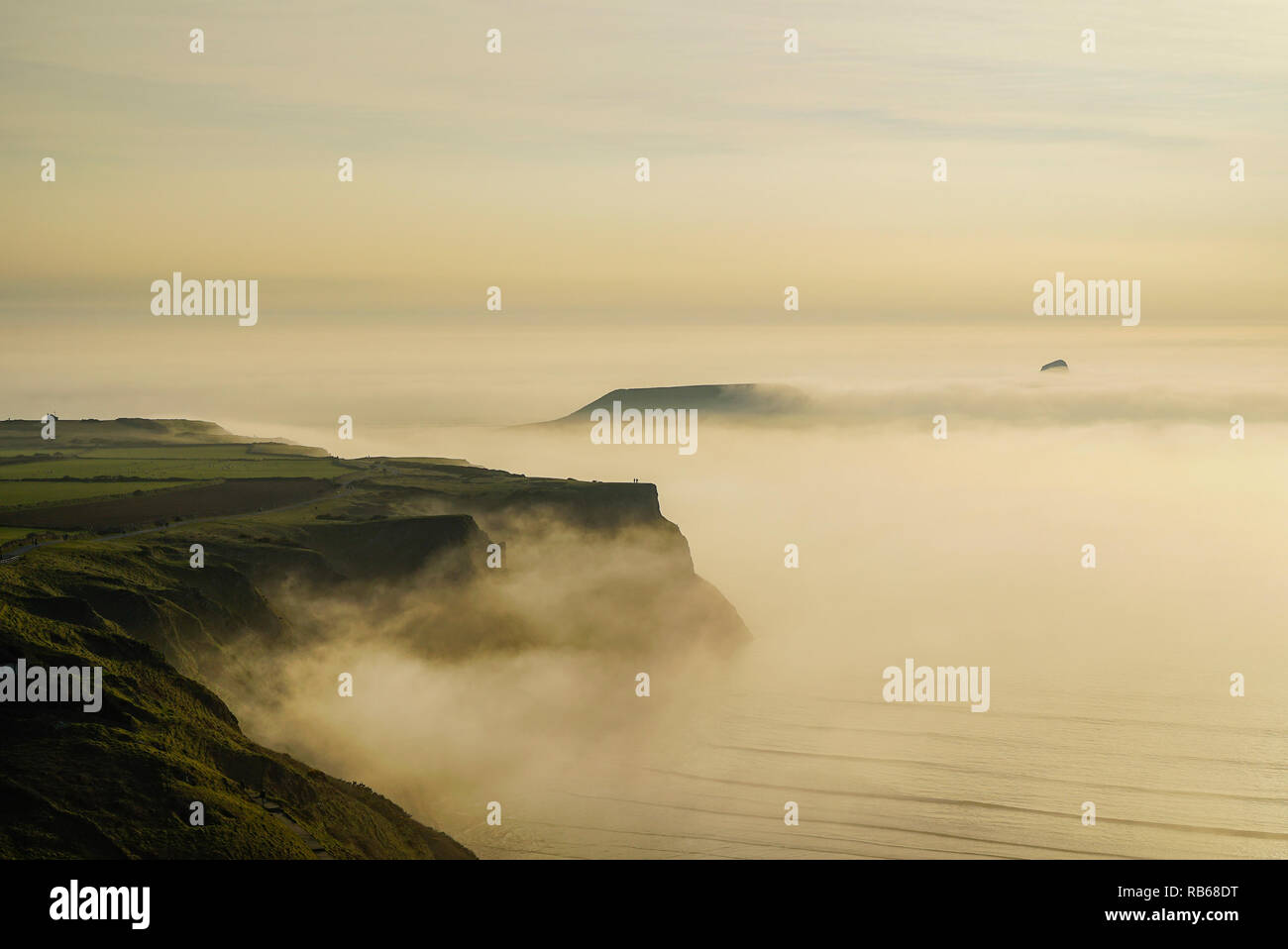 Banco di nebbia la laminazione in Rhossili Bay. Aprile 2015. Credito: Phillip Roberts Foto Stock