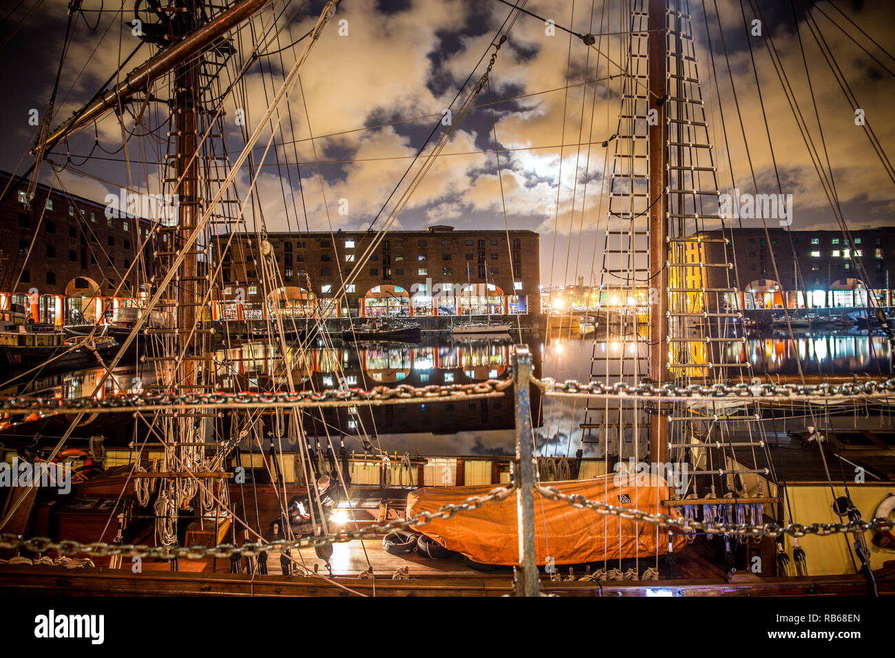 Bella notte da Albert Dock Liverpool in Inghilterra con edifici e barche Foto Stock