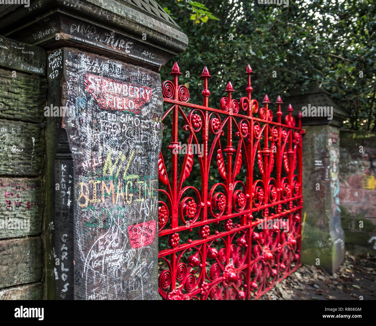 Porte allo storico campo di fragole reso famoso dai Beatles a Liverpool Foto Stock