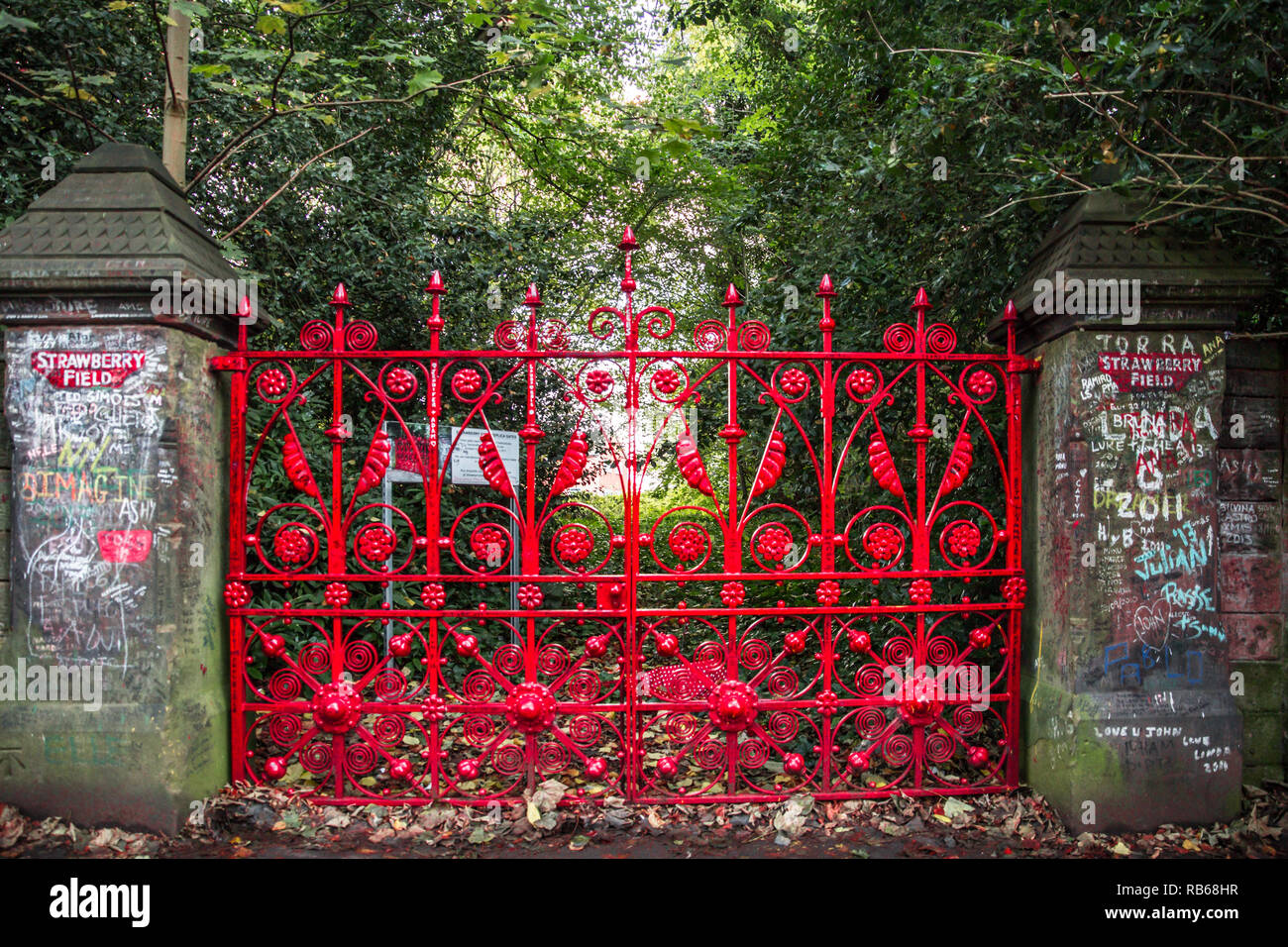 Porte allo storico campo di fragole reso famoso dai Beatles a Liverpool Foto Stock