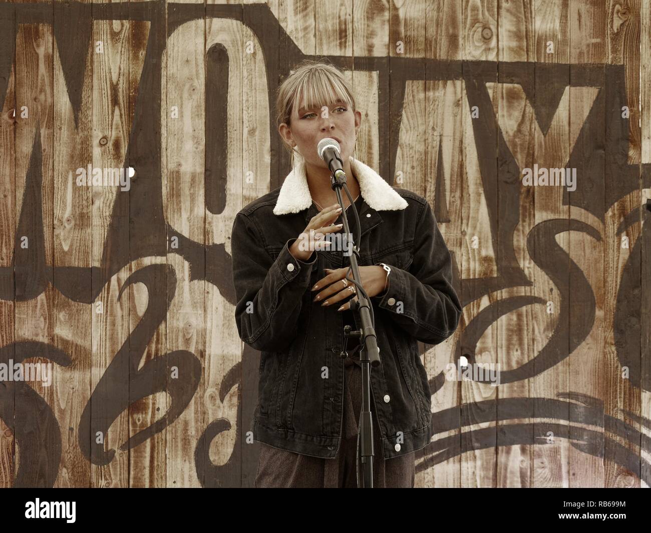 Molly Hocking cantante di St Ives Cornwall impressionato i giudici in TV visualizza la voce. Qui riportate in Newquay Sagra del pesce 2017..Newquay,cornwall, Foto Stock