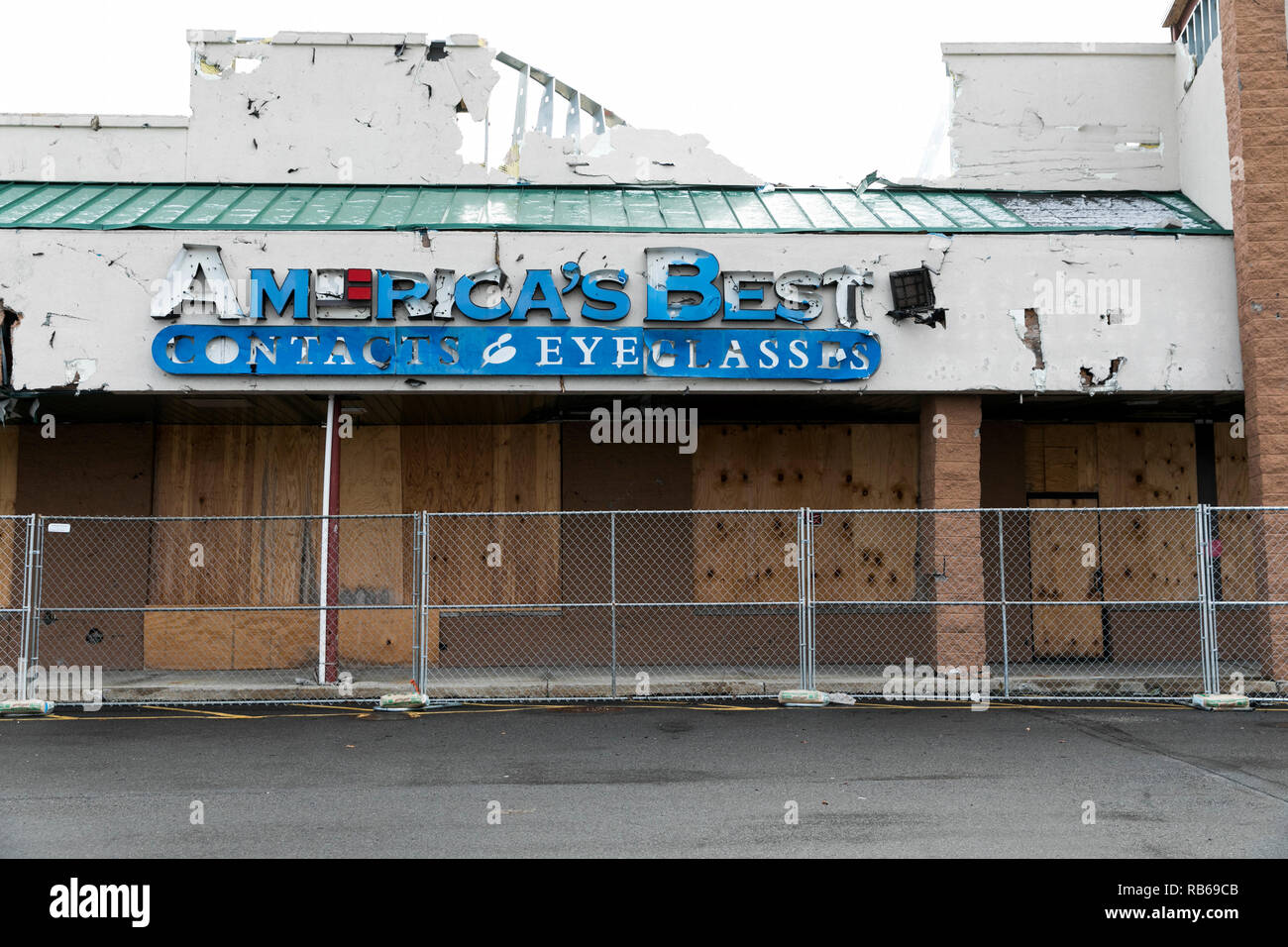 Un logo segno esterno di una chiusa migliori d'America Contatti & Occhiali store retail in Wilkes-Barre, Pennsylvania, il 30 dicembre 2018. Foto Stock Un logo segno esterno di una chiusa migliori d'America Contatti & Occhiali store retail in Wilkes-Barre, Pennsylvania, il 30 dicembre 2018. Foto Stock