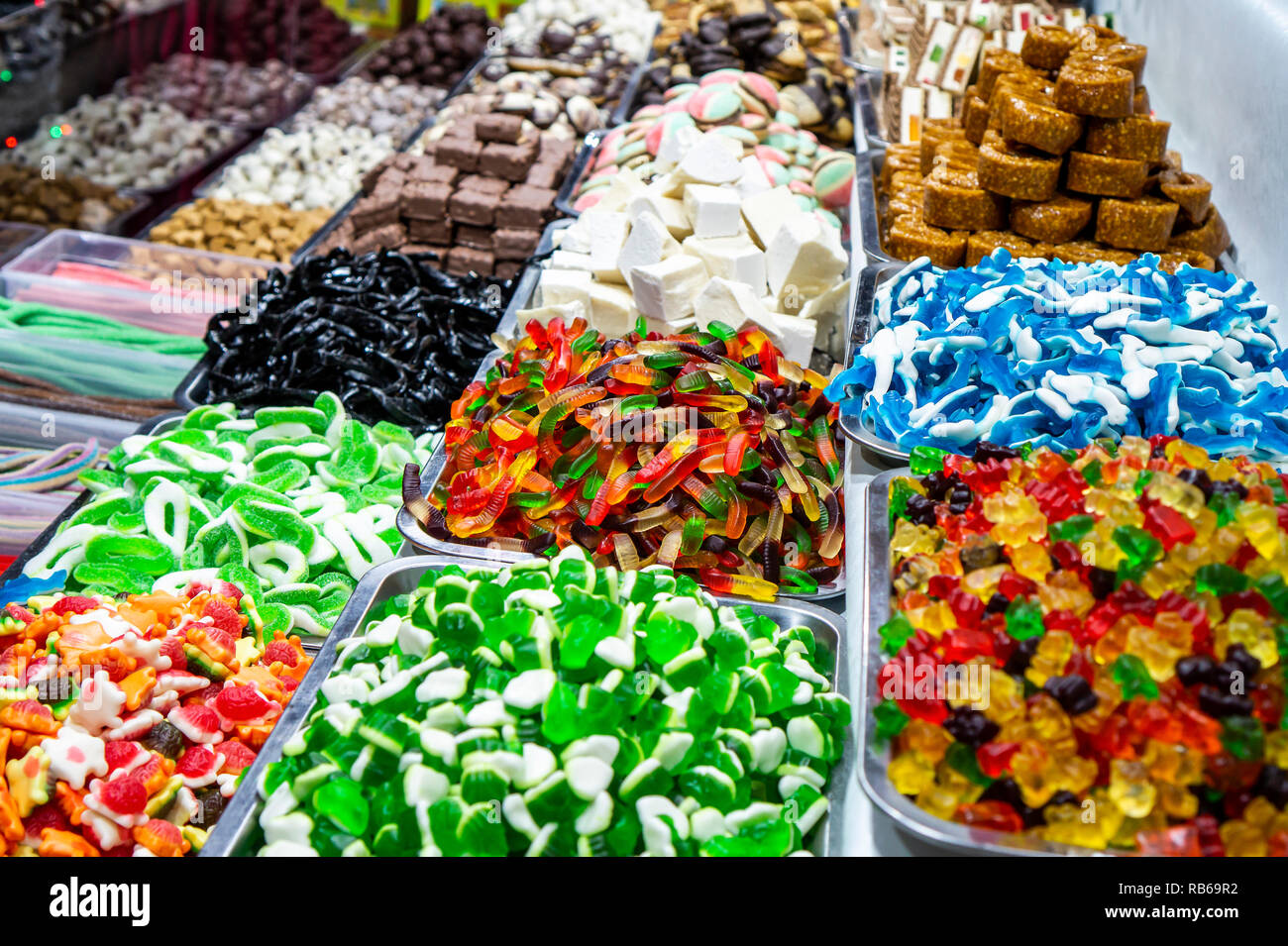 Gelatina colorata gum e altre caramelle nel negozio ad una fiera Foto stock  - Alamy