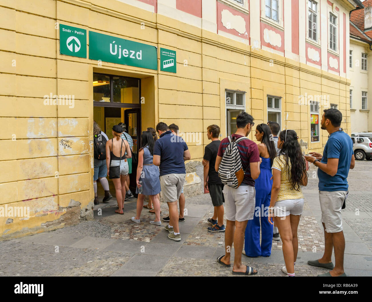 Praga, Repubblica ceca - Luglio 2018: la gente in coda per immettere la stazione della funicolare sulla collina di Petrin a Praga Foto Stock