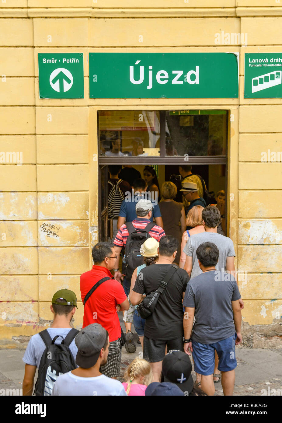 Praga, Repubblica ceca - Luglio 2018: la gente in coda per immettere la stazione della funicolare sulla collina di Petrin a Praga Foto Stock