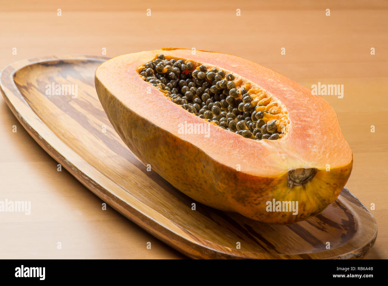 Papaia dimezzato Foto Stock