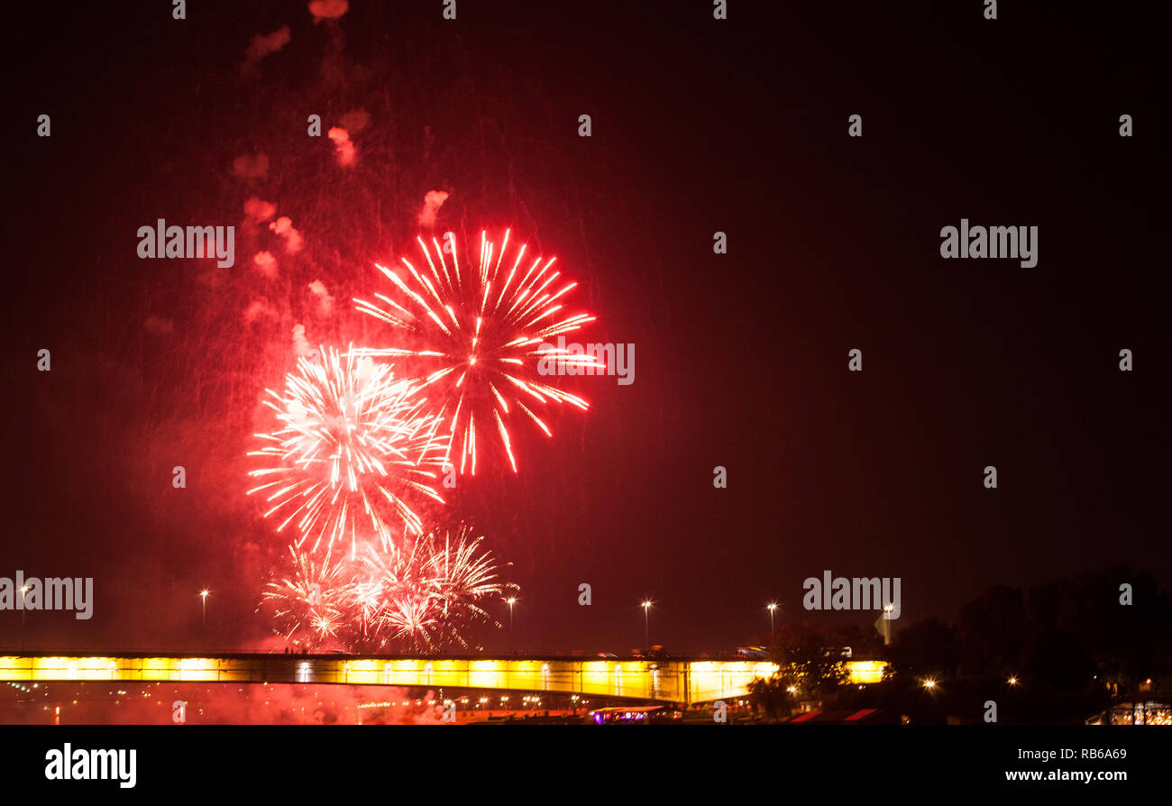 Fuochi d'artificio oltre il ponte sul cielo notturno. Foto Stock