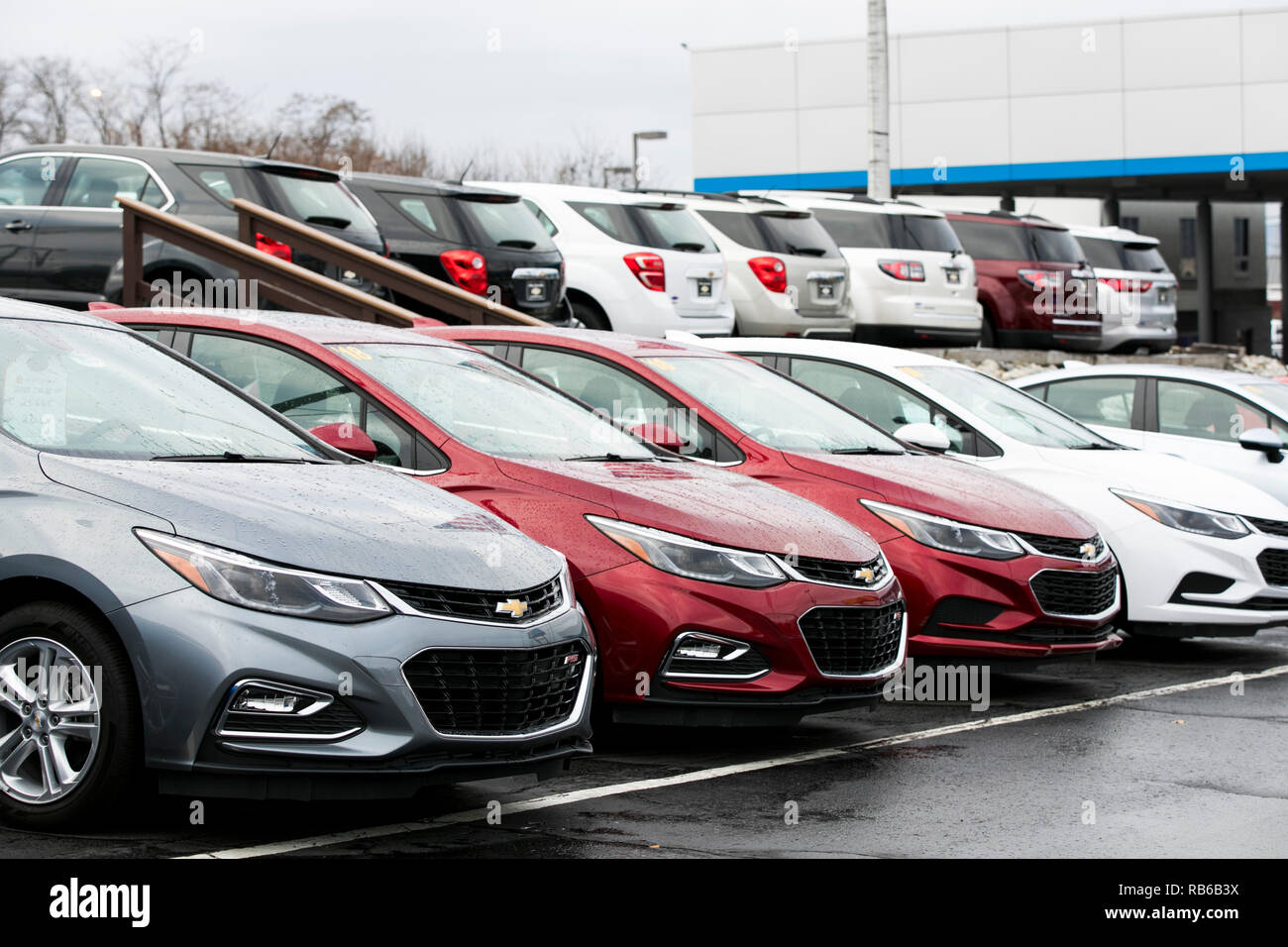 Nuova Chevrolet (Chevy) sedan veicoli su un concessionario molto in Wilkes-Barre, Pennsylvania, il 30 dicembre 2018. Foto Stock