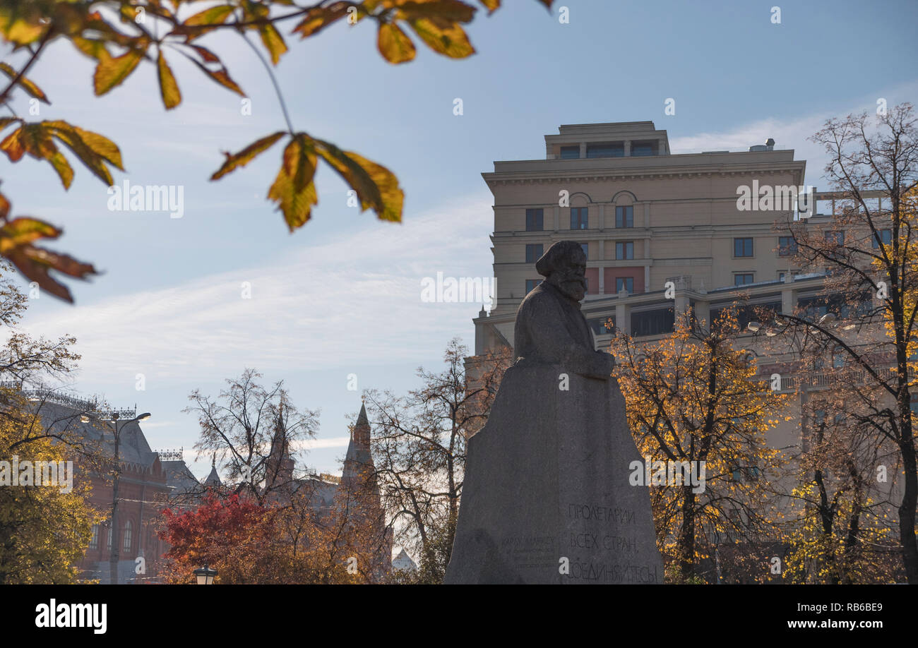 Mosca, Russia - Oct 20, 2018: Memoriale del grande tedesco socialista rivoluzionario Karl Marx sulla piazza Teatralnaya Foto Stock