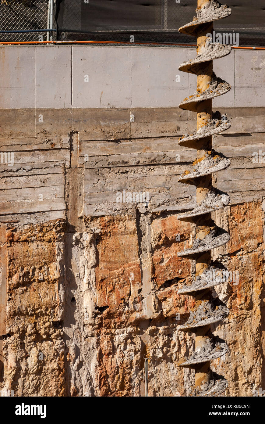 Massa attrezzature di perforazione su un cantiere con massa forato in background Foto Stock