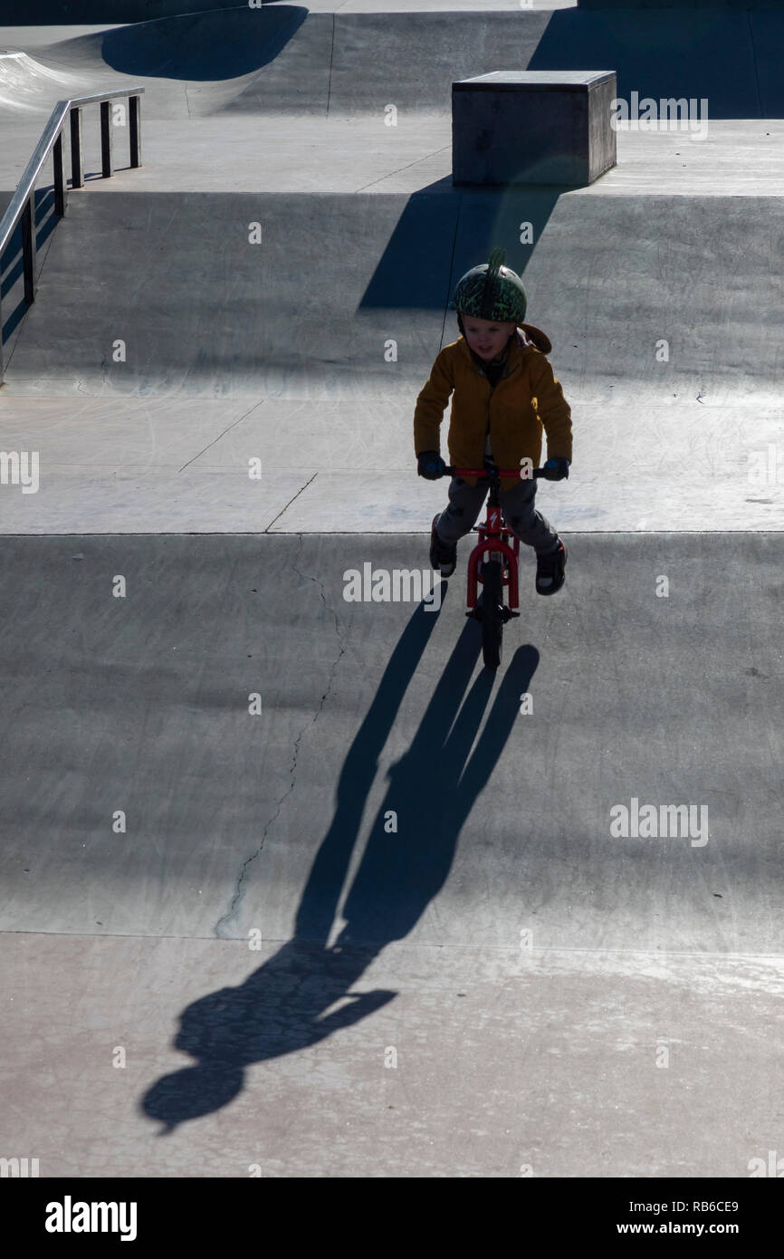 Denver, Colorado - Adam Hjermstad Jr., 4, scorre il suo equilibrio bike in uno skatepark. Foto Stock