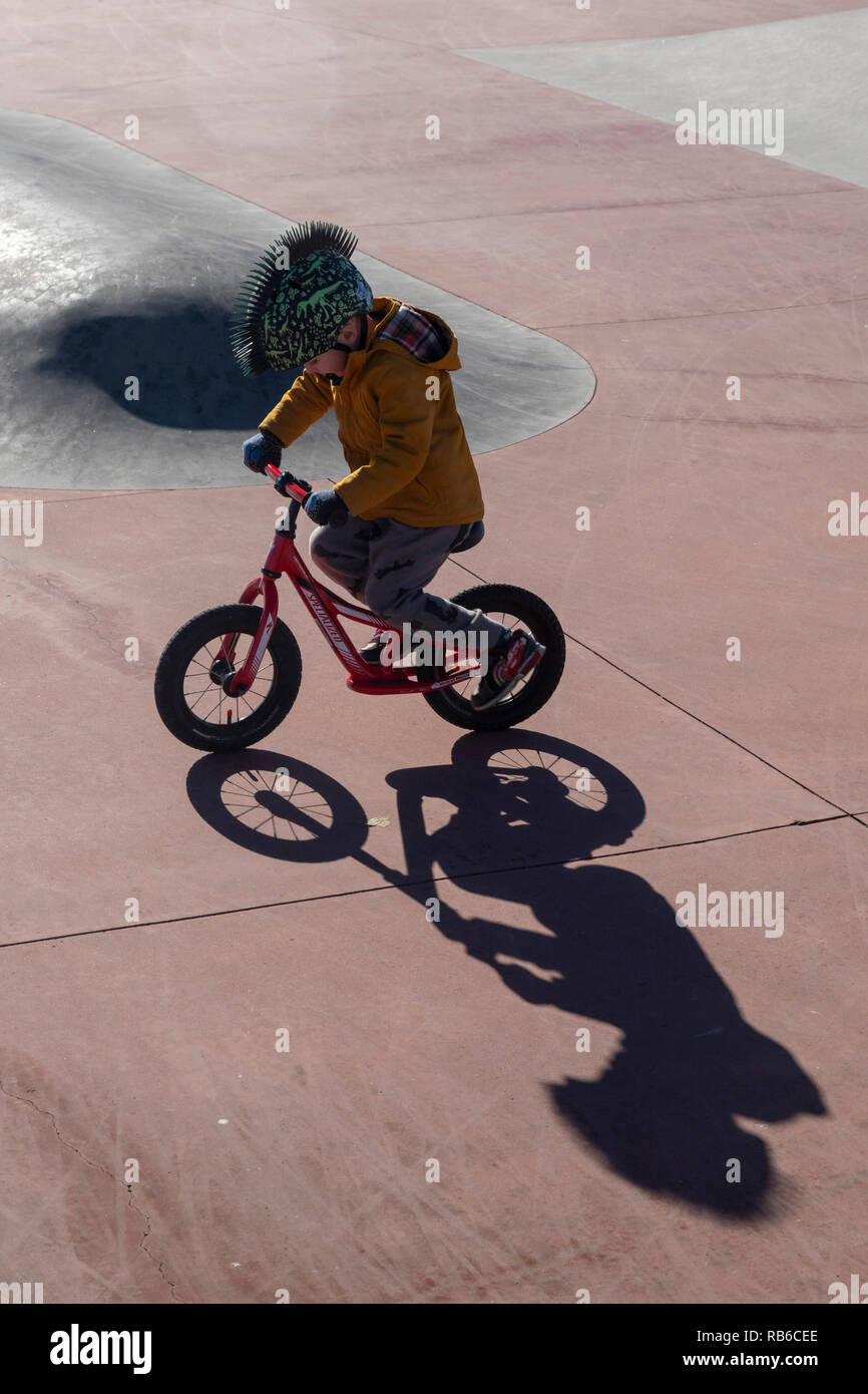 Denver, Colorado - Adam Hjermstad Jr., 4, scorre il suo equilibrio bike in uno skatepark. Foto Stock