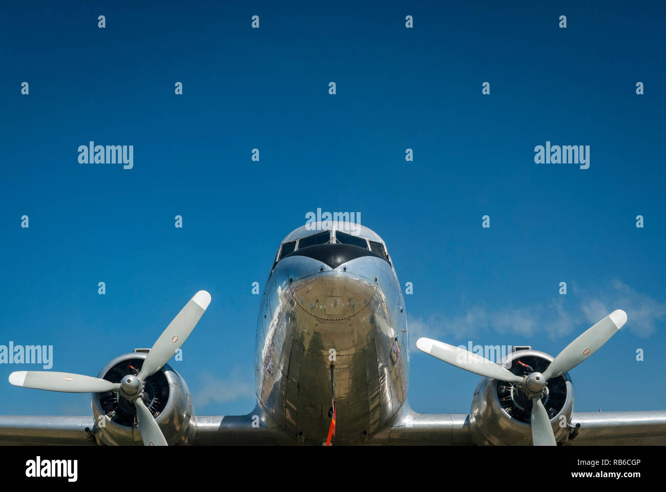 Vintage puntello di due aerei per il trasporto di passeggeri, silver chrome contro un cielo blu Foto Stock