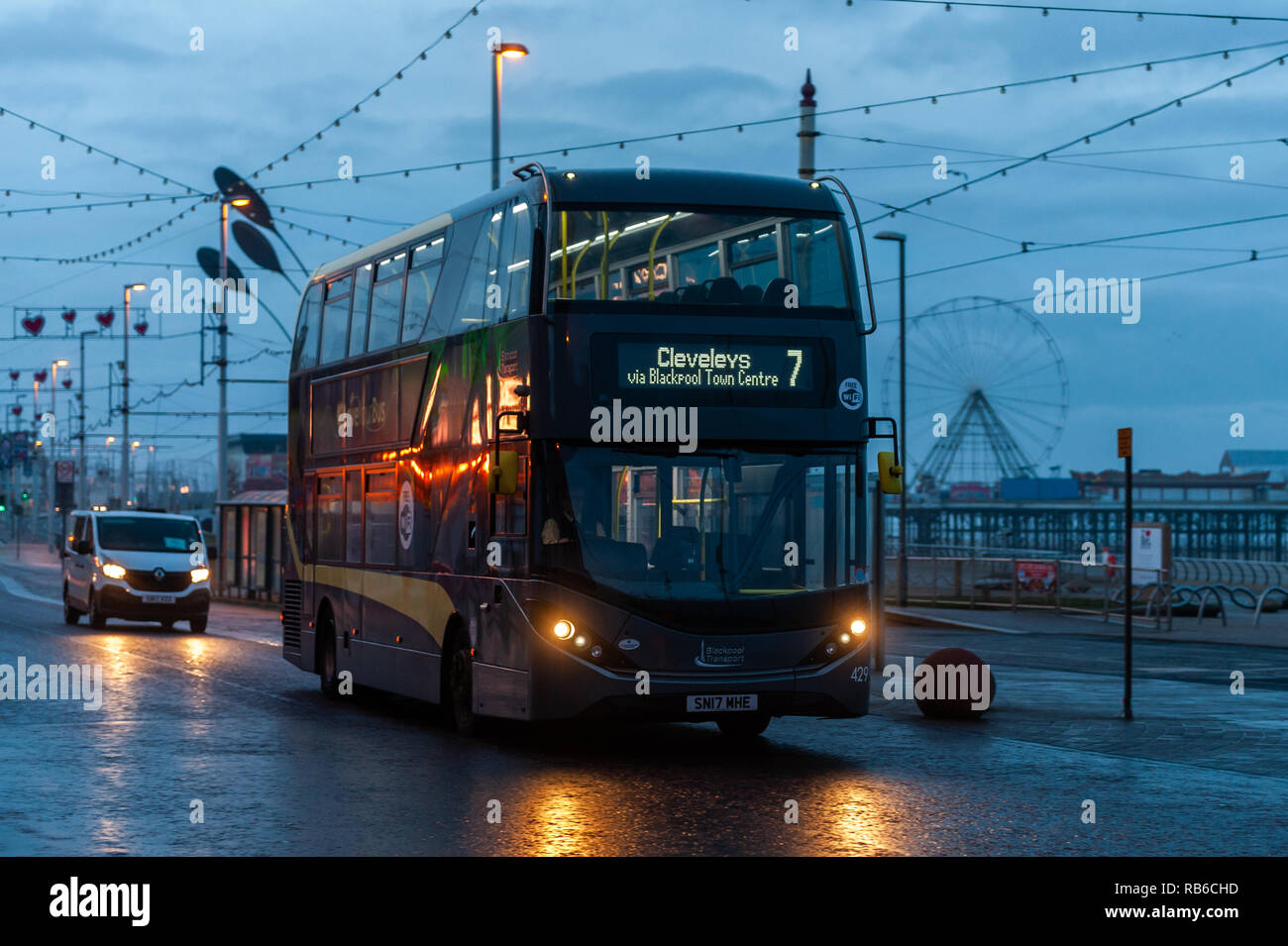 Autobus a due piani Blackpool Transport che guida sul lungomare di Blackpool in viaggio verso Cleveland's, Blackpool, Lancashire, Regno Unito. Foto Stock