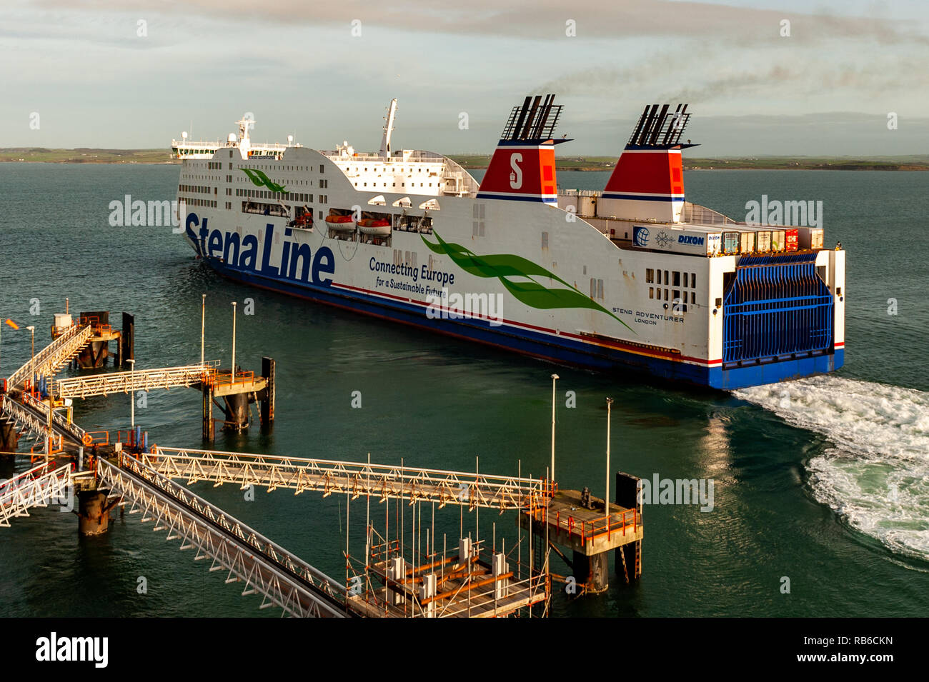 Stena Line traghetto "tena avventuriero' si diparte Holyhead Porto dei Traghetti di linea per Dublino, Irlanda con copia spazio. Foto Stock