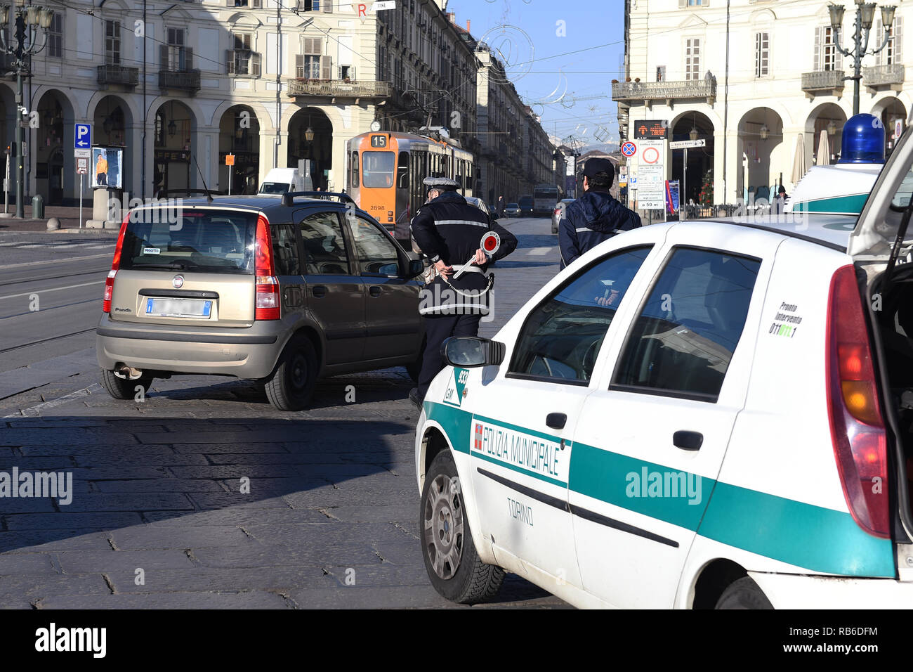 Foto LaPresse/Giordan Ambrico 07/01/2019, Torino (Italia) cronaca Misura auto inquinanti nella foto: Polizia Municipale Foto LaPresse/Giordan Ambrico 07 Gennaio 2019 , Torino (Italia) news controllo auto inquinanti nel pic: Polizia Foto Stock