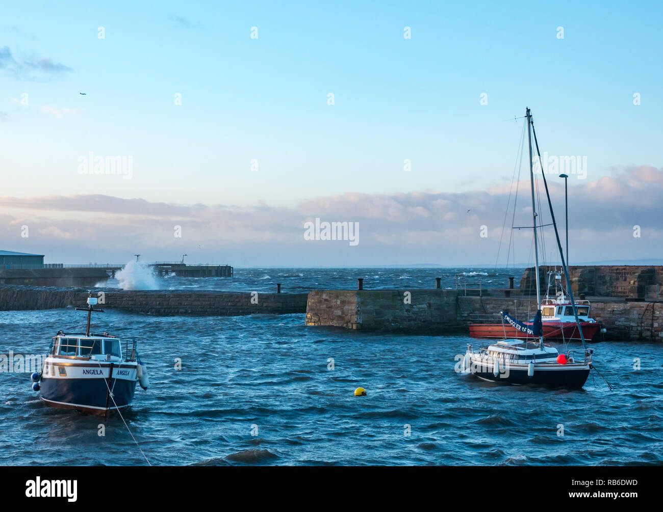 Cockenzie Harbour, East Lothian, Scozia, Regno Unito, 7 gennaio 2019. Regno Unito: Meteo il Met Office ha rilasciato un giallo allarme meteo per la Scozia con forte vento fino a 75mph nella parte orientale della Scozia. Onde infrangersi contro il molo nel piccolo porto sul Firth of Forth Foto Stock