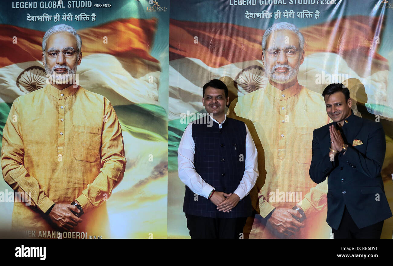 Mumbai, India. Il 7 gennaio, 2019. Nello Stato di Maharashtra Chief Ministro Devendra Fadnavis (L) e l'attore di Bollywood Vivek Oberoi comportano per le foto durante il poster di lancio del film di prossima uscita "PM Narendra Modi', un biopic sul Primo Ministro indiano Narendra modi, in Mumbai, India, 7 gennaio 2019. Vivek Oberoi raffigura il personaggio del Primo Ministro indiano Narendra Modi nella pellicola. Credito: Stringer/Xinhua/Alamy Live News Foto Stock