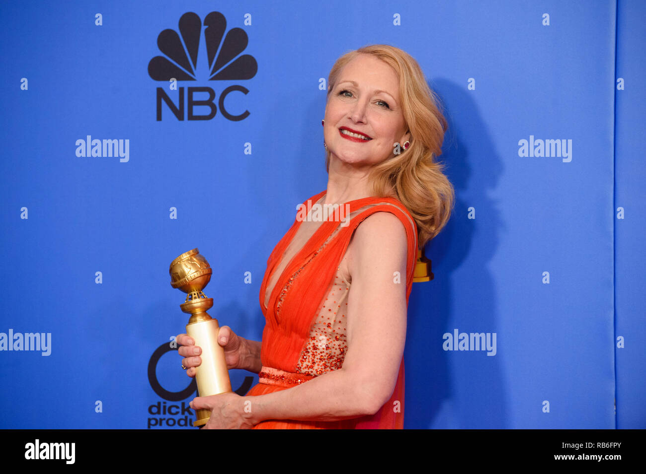 Beverly Hills, Stati Uniti d'America. 06 gen 2019. Dopo aver vinto la categoria delle migliori prestazioni da un'attrice IN UN RUOLO DI SUPPORTO IN UNA SERIE, SERIE LIMITATE O MOTION PICTURE realizzati per la televisione per il suo ruolo in 'Sarpa oggetti,' attrice Patricia Clarkson pone backstage in sala stampa con il suo Golden Globe Award al 76th Annuale di Golden Globe Awards presso il Beverly Hilton di Beverly Hills, CA domenica 6 gennaio 2019. Credito: PictureLux/Hollywood Archive/Alamy Live News Foto Stock