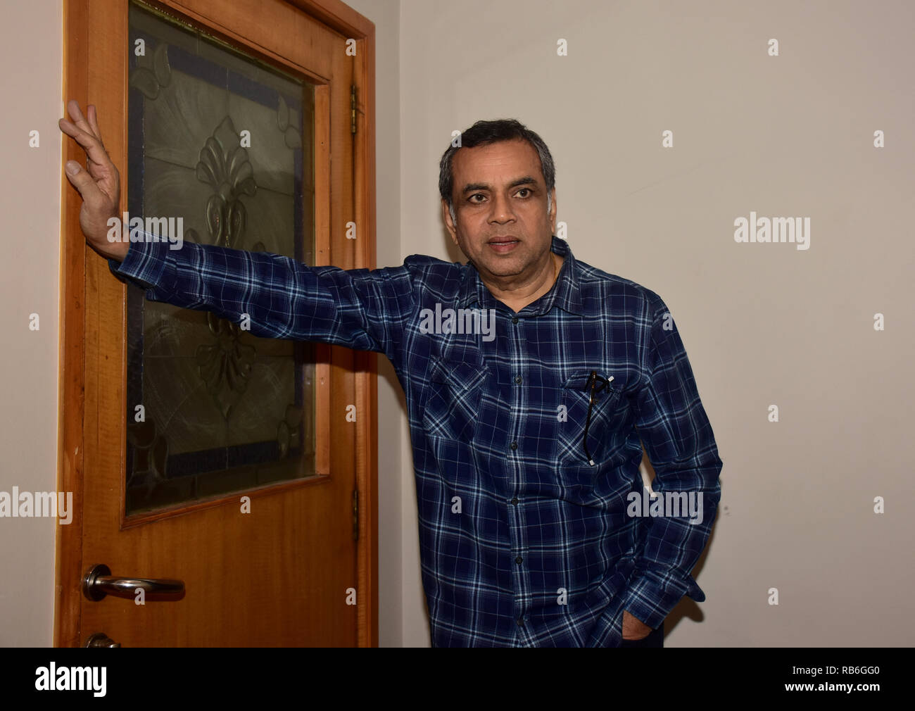 Mumbai, India. Il 7 gennaio, 2019. Attore Paresh Rawal visto durante la promozione del suo prossimo film 'URI:l'sciopero chirurgico' al sole e sabbia, Hotel Juhu di Mumbai. Il film è basato sulla vera eventi del 2016, quando l esercito indiano si è vendicato un letale attacco terroristico effettuando un colpo chirurgico. Credito: Azhar Khan SOPA/images/ZUMA filo/Alamy Live News Foto Stock