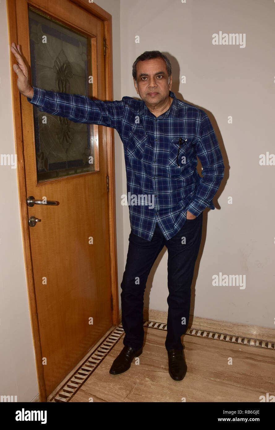 Mumbai, India. Il 7 gennaio, 2019. Attore Paresh Rawal visto durante la promozione del suo prossimo film 'URI:l'sciopero chirurgico' al sole e sabbia, Hotel Juhu di Mumbai. Il film è basato sulla vera eventi del 2016, quando l esercito indiano si è vendicato un letale attacco terroristico effettuando un colpo chirurgico. Credito: Azhar Khan SOPA/images/ZUMA filo/Alamy Live News Foto Stock