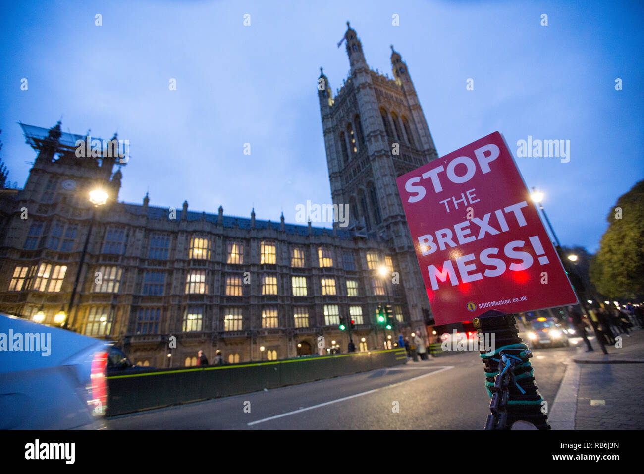 Westminster, Londra, Regno Unito. Il 7 gennaio 2019. Anti Brexit manifestanti demonstate fuori le case del Parlamento Credito: George Wright Cracknell/Alamy Live News Foto Stock