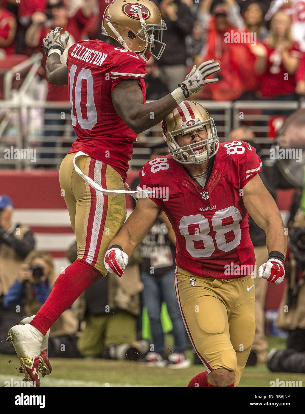 Santa Clara, California, USA. 8 Novembre, 2015. San Francisco 49ers stretta estremità Celek Garrett (88) celebra il touchdown di cattura con wide receiver Bruce Ellington (10) Domenica, Novembre 08, 2015, a Levis Stadium di Santa Clara, California. Il 49ers sconfitto i falchi 17-16. Credito: Al di Golub/ZUMA filo/Alamy Live News Foto Stock