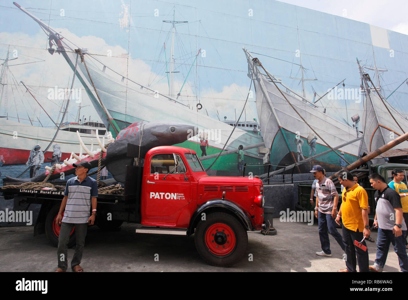 Un numero di visitatori si vede osservando una collezione di camion dal Angkut Museum (Museo dei Trasporti). Questo museo ha migliaia di collezioni di veicoli di varie epoche. Foto Stock