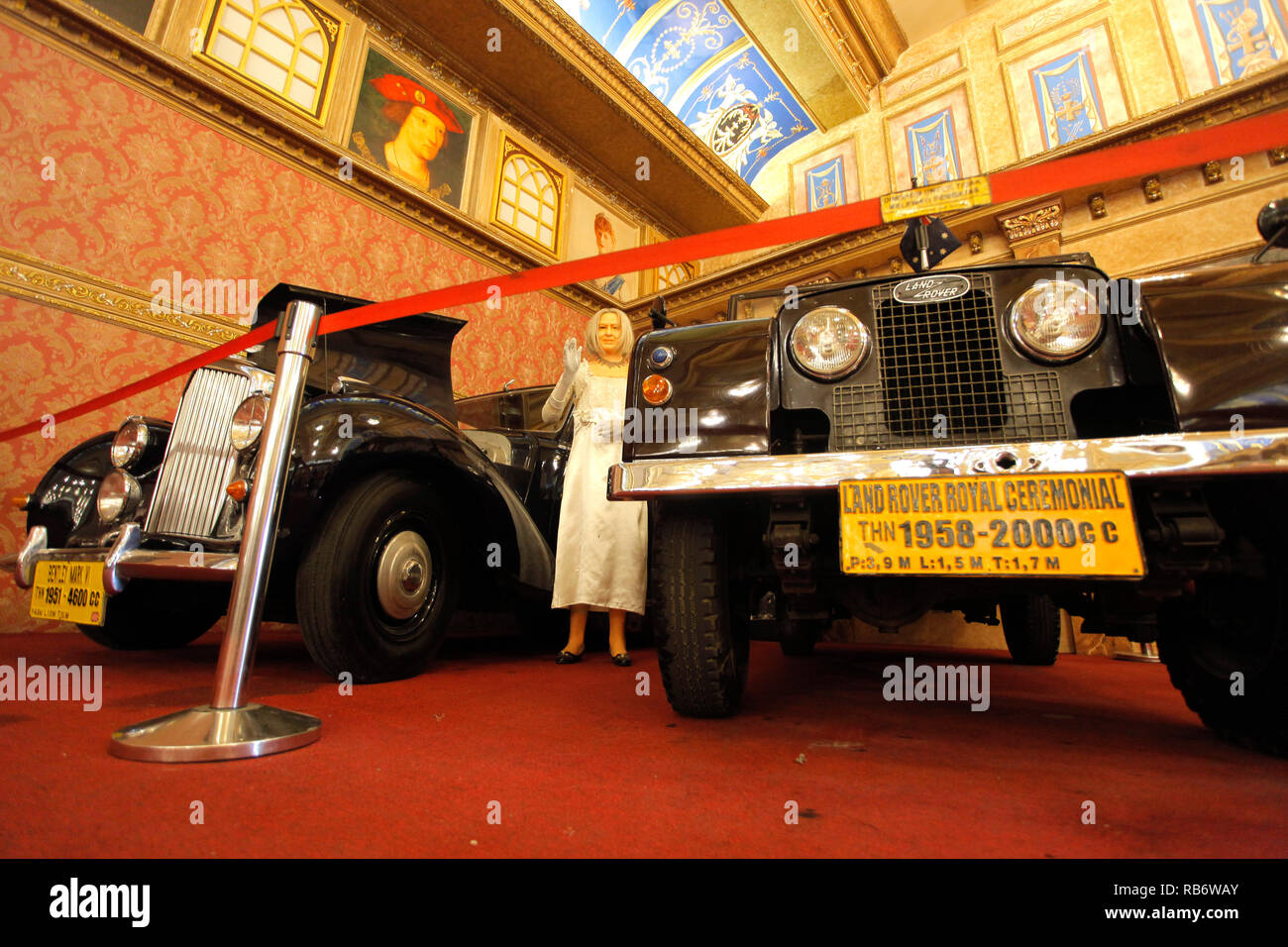 Il cerimoniale royal Land Rover Royal (1958) visto al Angkut Museum (Museo dei Trasporti). Questo museo ha migliaia di collezioni di veicoli di varie epoche. Foto Stock